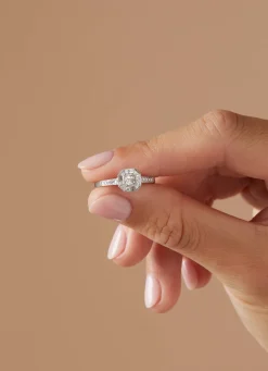 Witgouden ring, 0.55 ct diamant, Since 1904